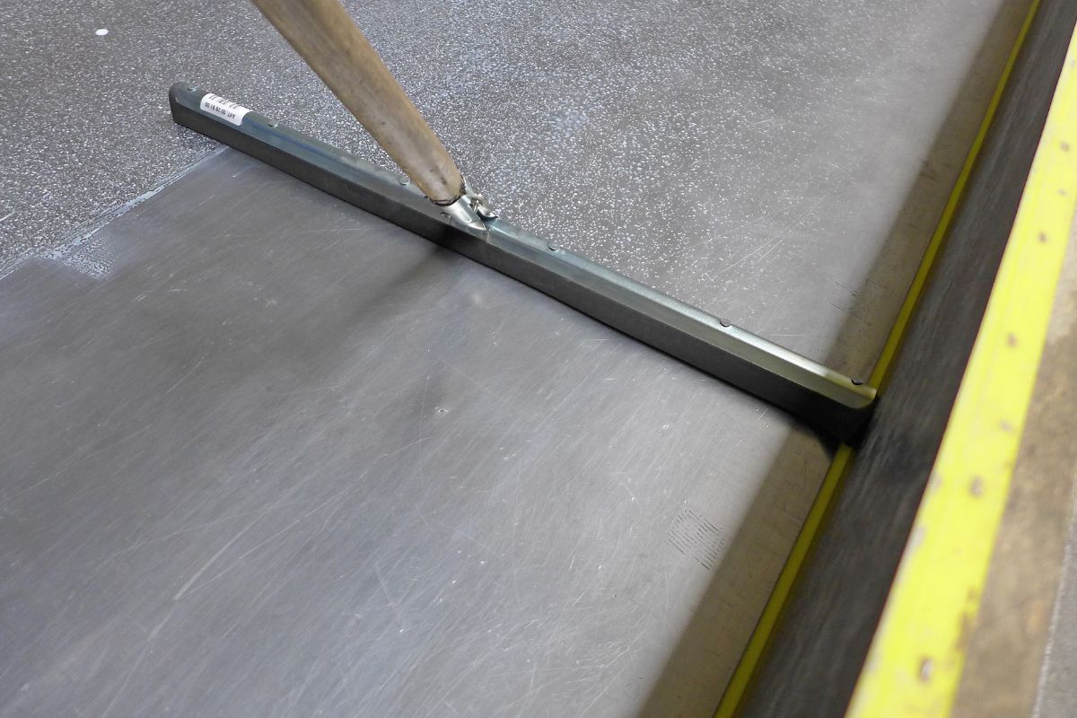 For an even and thin film formation of the new environmentally friendly concrete release emulsions, rework with a rubber squeegee and wipe with a cloth.